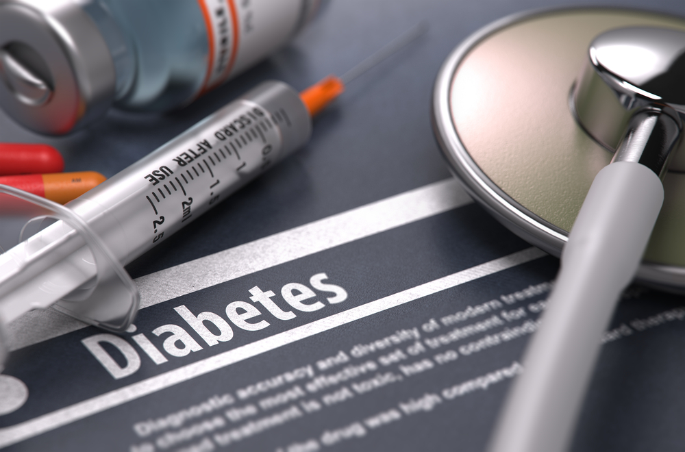 Diabetes – Medizinisches Konzept auf grauem Hintergrund mit verschwommenem Text und Zusammensetzung aus Pillen, Spritze und Stethoskop. 3D-Rendering.